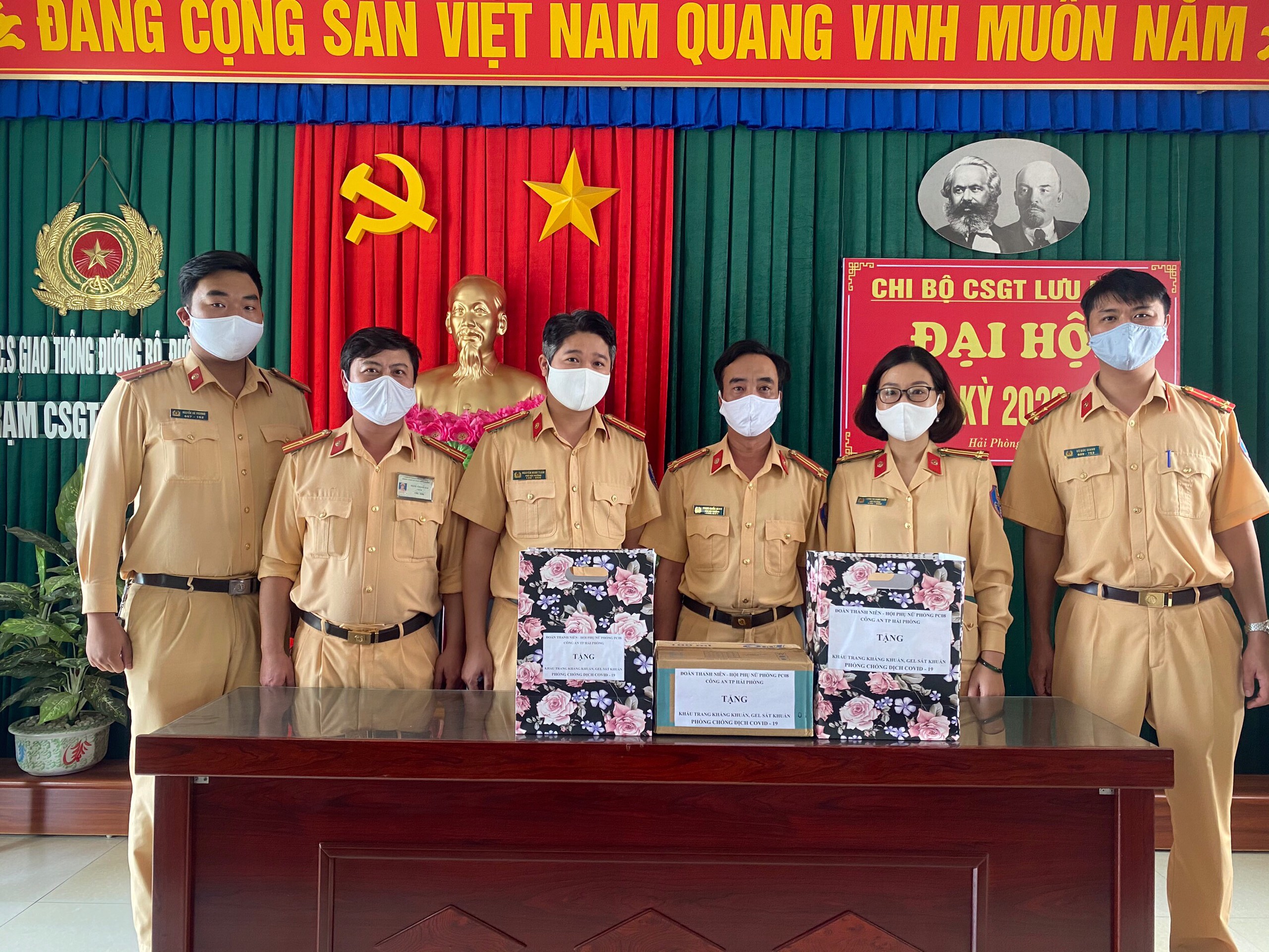 Hội Phụ nữ -  Đoàn thanh niên Phòng CSGT đường bộ - đường sắt: Tặng quà cán bộ chiến sỹ trên tuyến đầu chống dịch